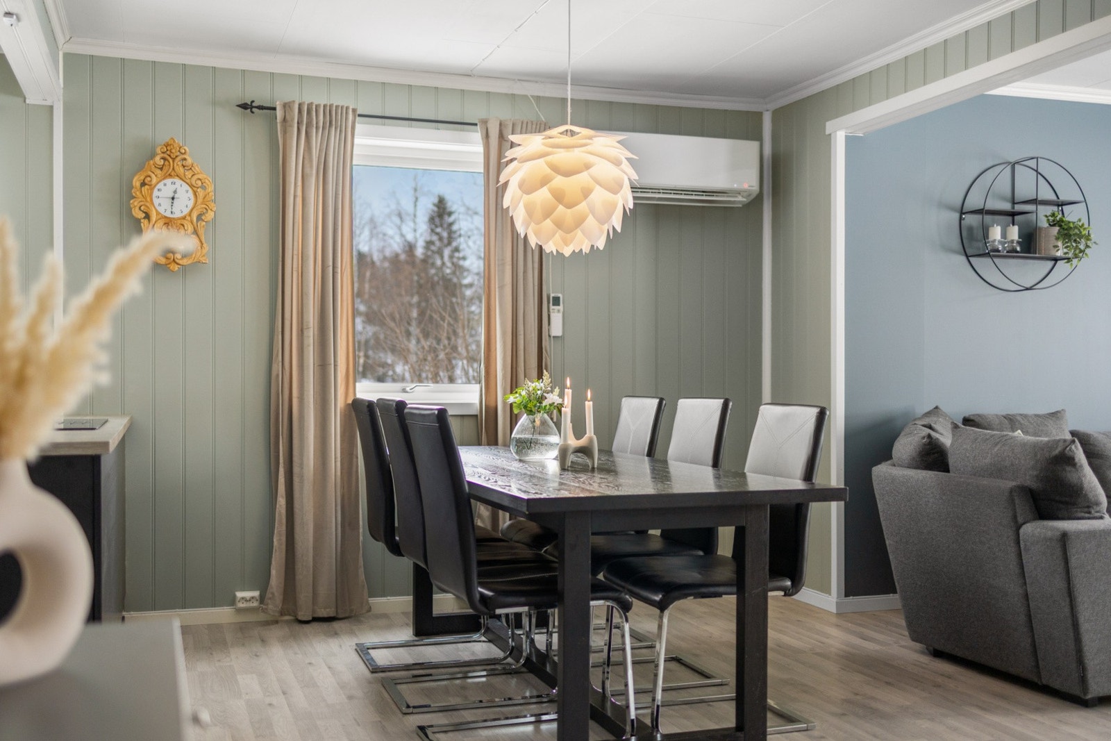 Spiseplassen får sin naturlige plass ved vinduet mot kjøkkenet Galleribilde