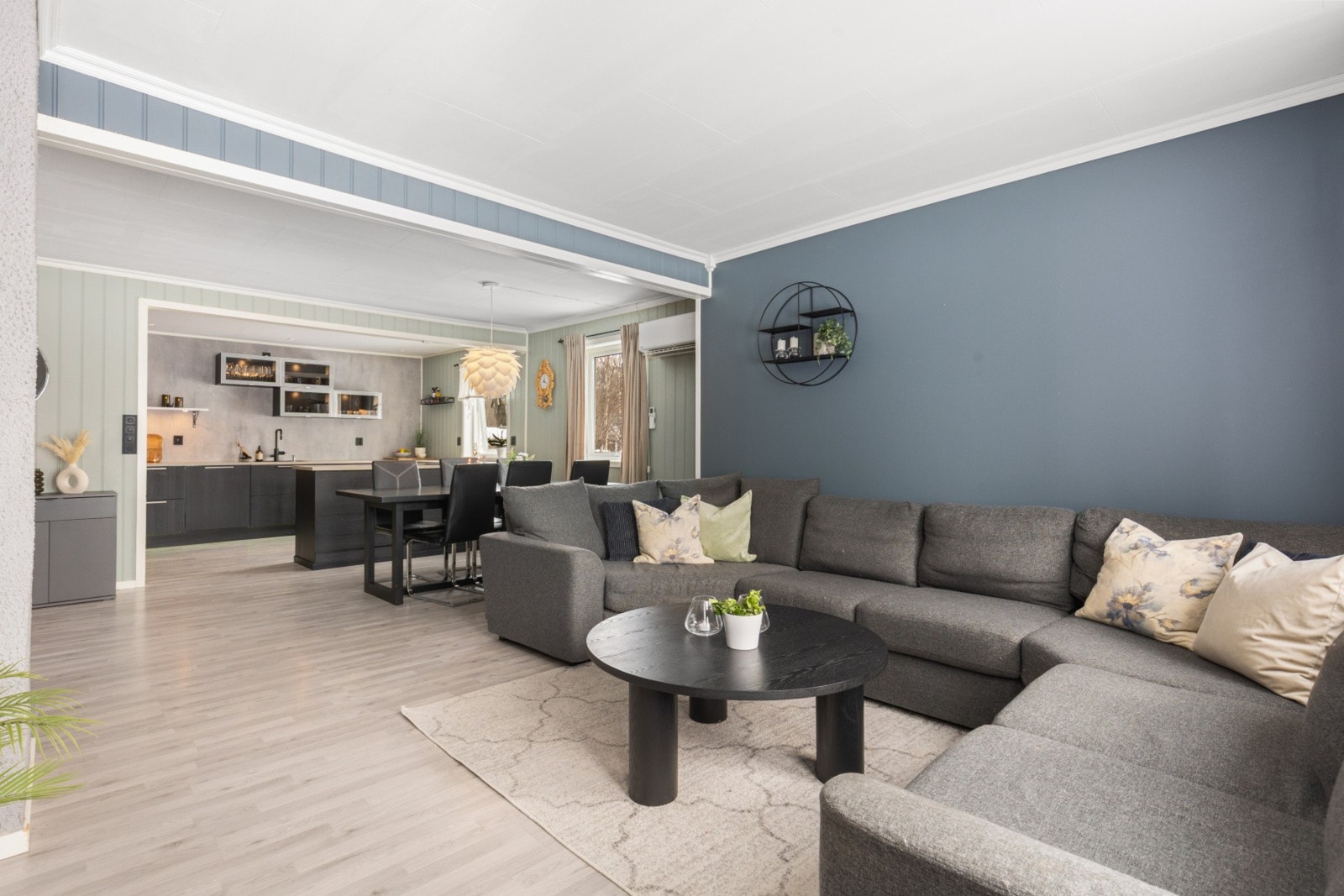 Stuen er av god størrelse og har god plass til sofagruppe og spisebord med tilhørende møblement Galleribilde