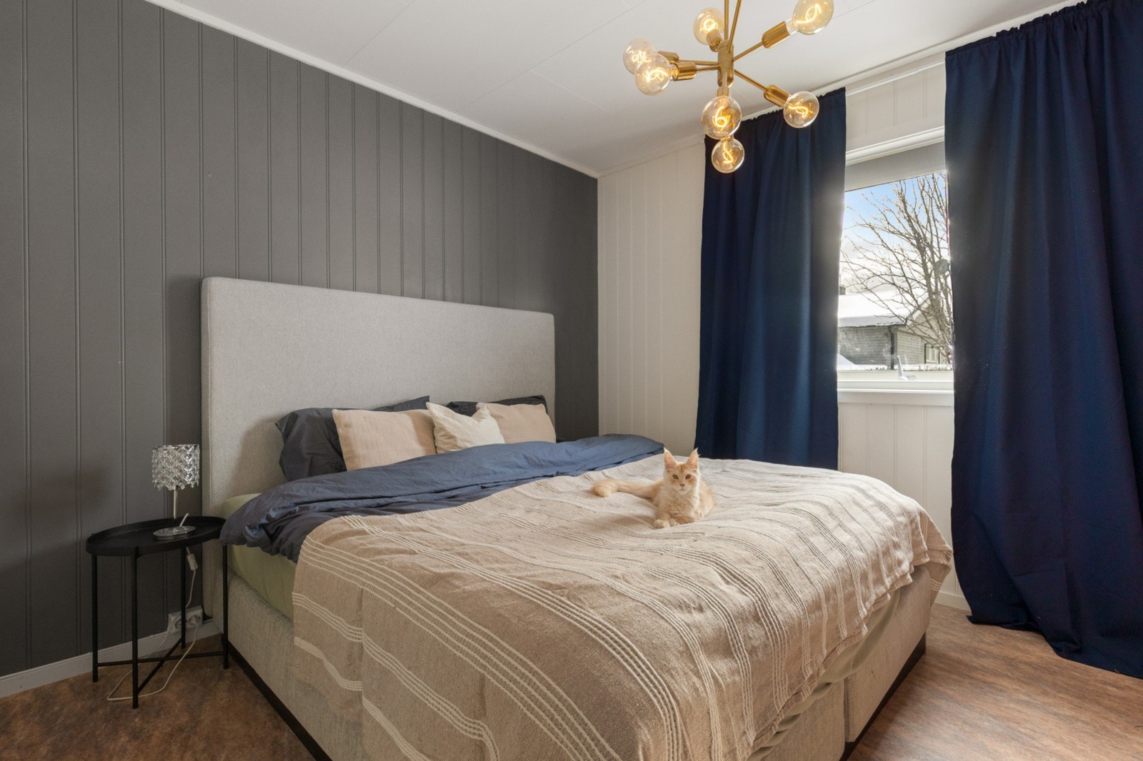 Hovedsoverommet er av god størrelse og har plass til dobbeltseng, nattbord og garderobeløsning Galleribilde