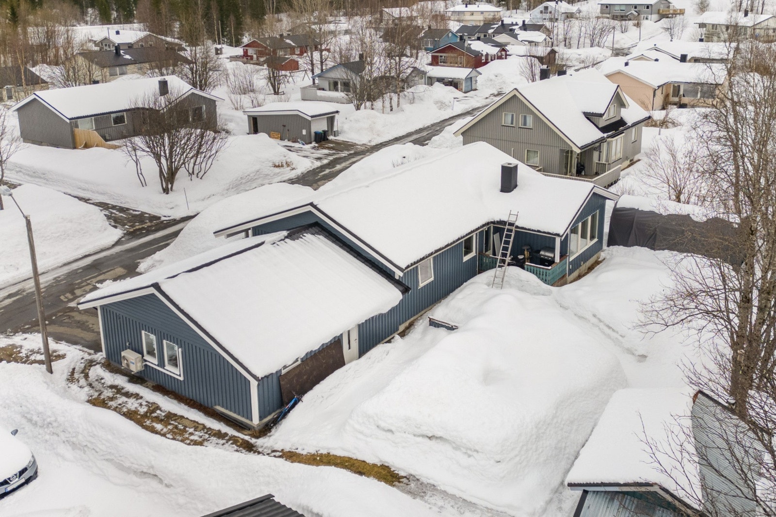 Hage hvor barna kan leke fritt både sommer og vinter Galleribilde