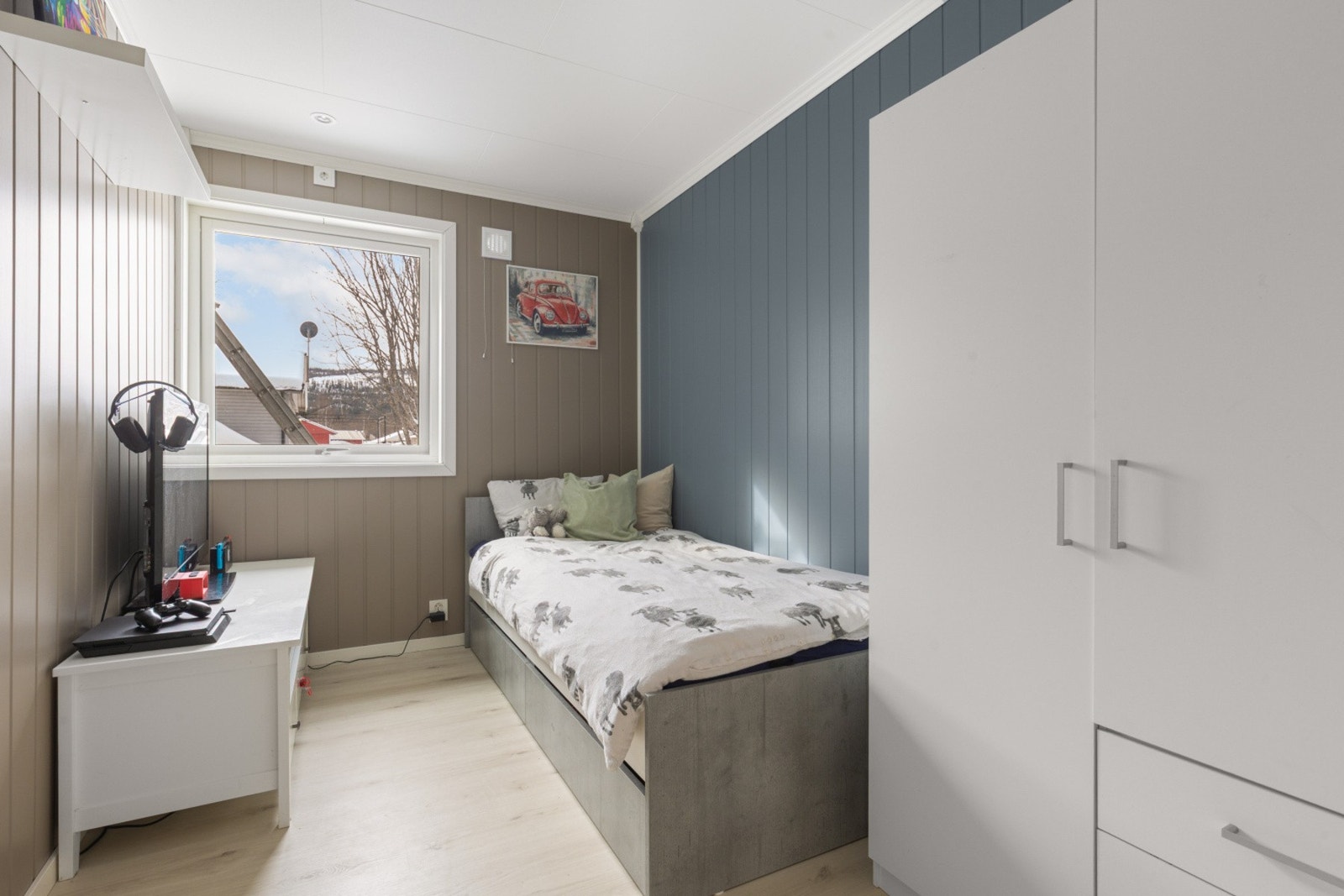Boligens andre soverom er av god størrelse med plass til seng, nattbord og gardeobeløsning | Malt i lune og delikate fager Galleribilde