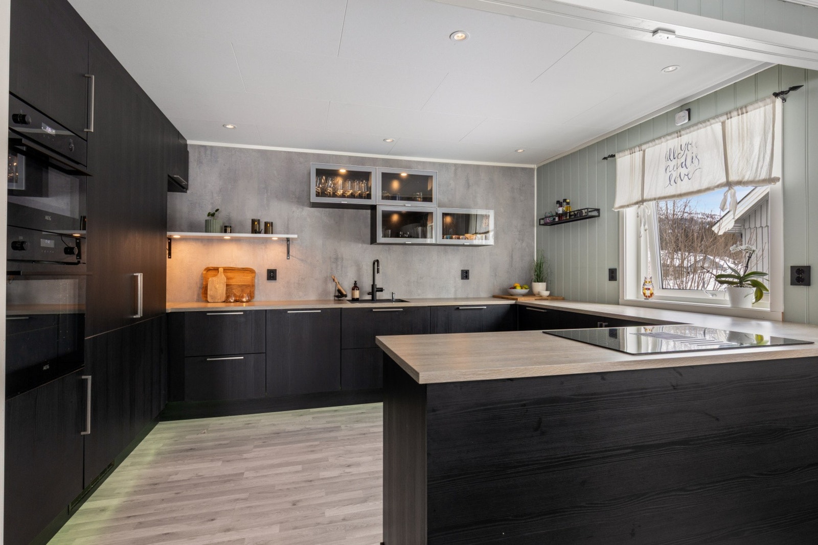 Delikat kjøkken som har rikelig med skap- og benkeplass Galleribilde