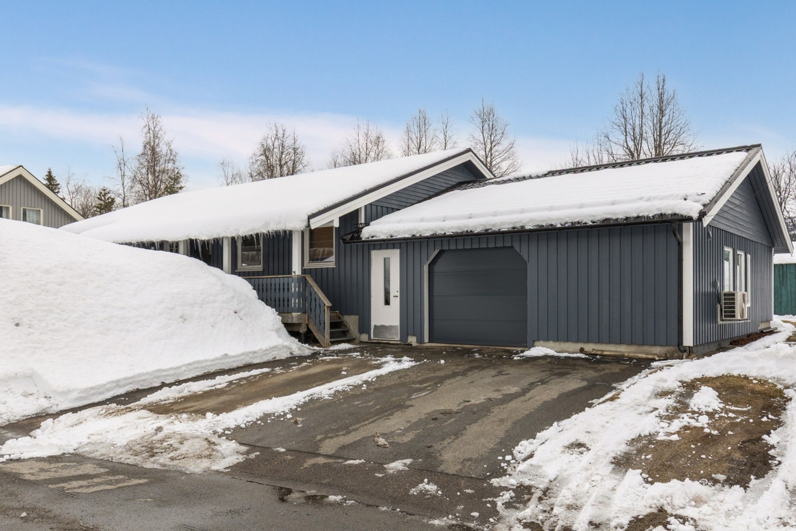 Gode parkeringsmuligheter i garasjen og i innkjørselen Galleribilde