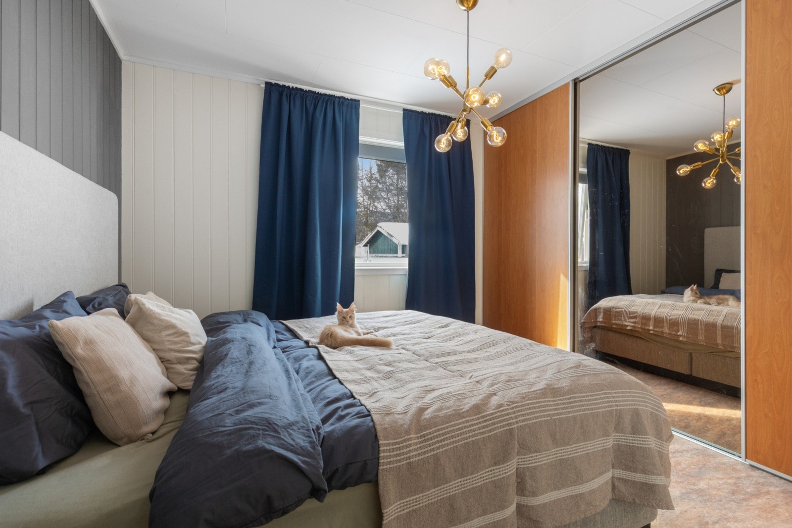 Romslig skyvedørsgarderobe som gir gode oppbevaringsmuligheter Galleribilde