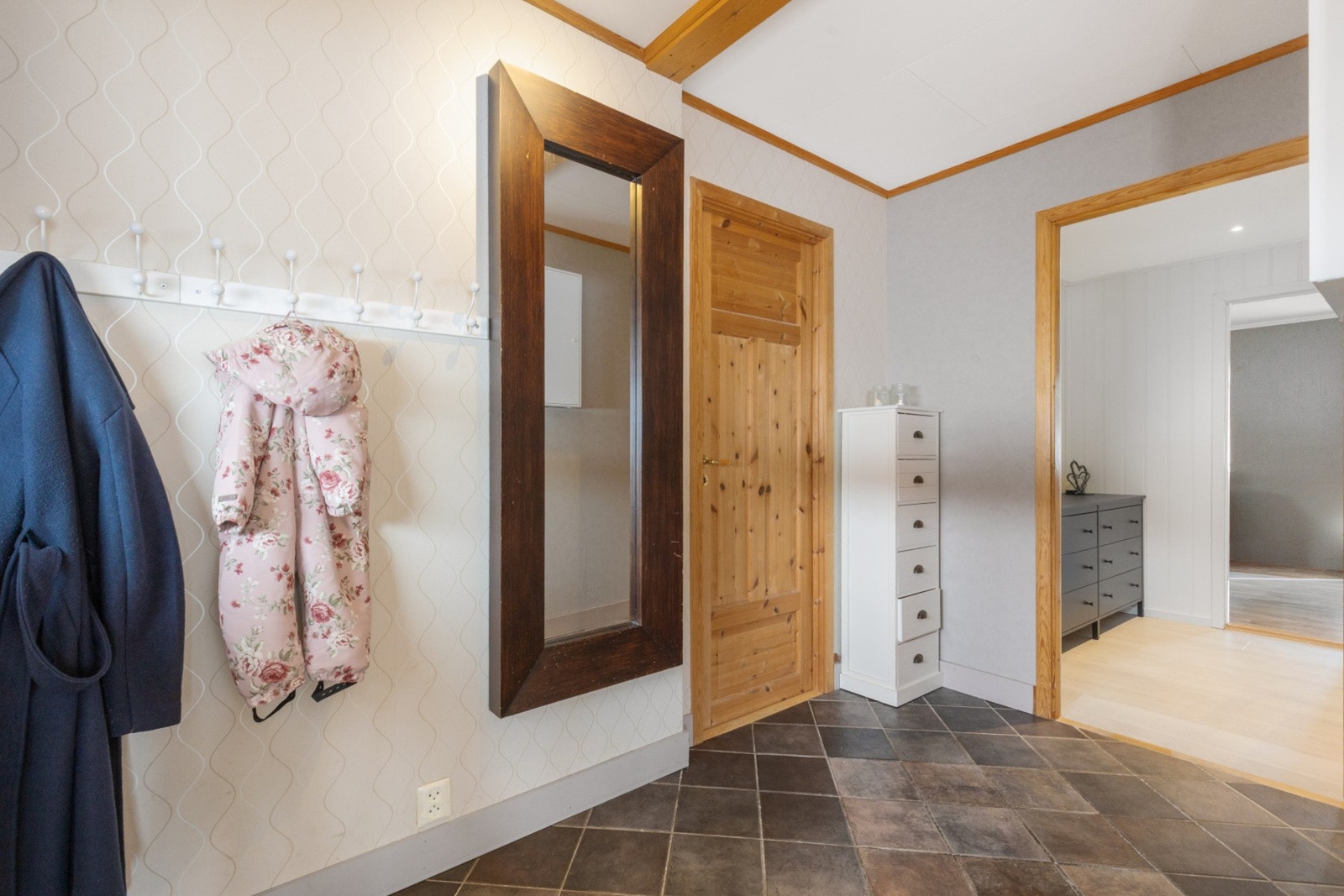 Lys og innbydende entré hvor du enkelt kan henge fra deg yttertøyet Galleribilde