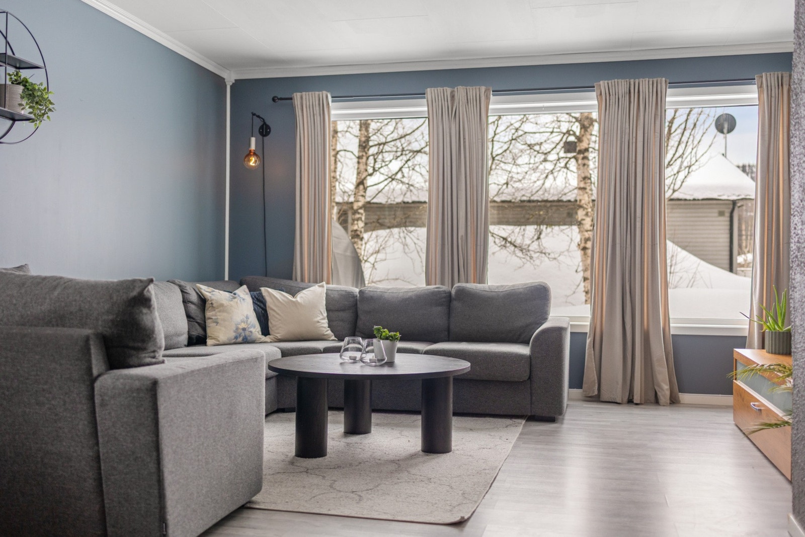 Boligen har en god planløsning som gjør det enkelt for nye eier å sette sitt eget preg på inventar Galleribilde