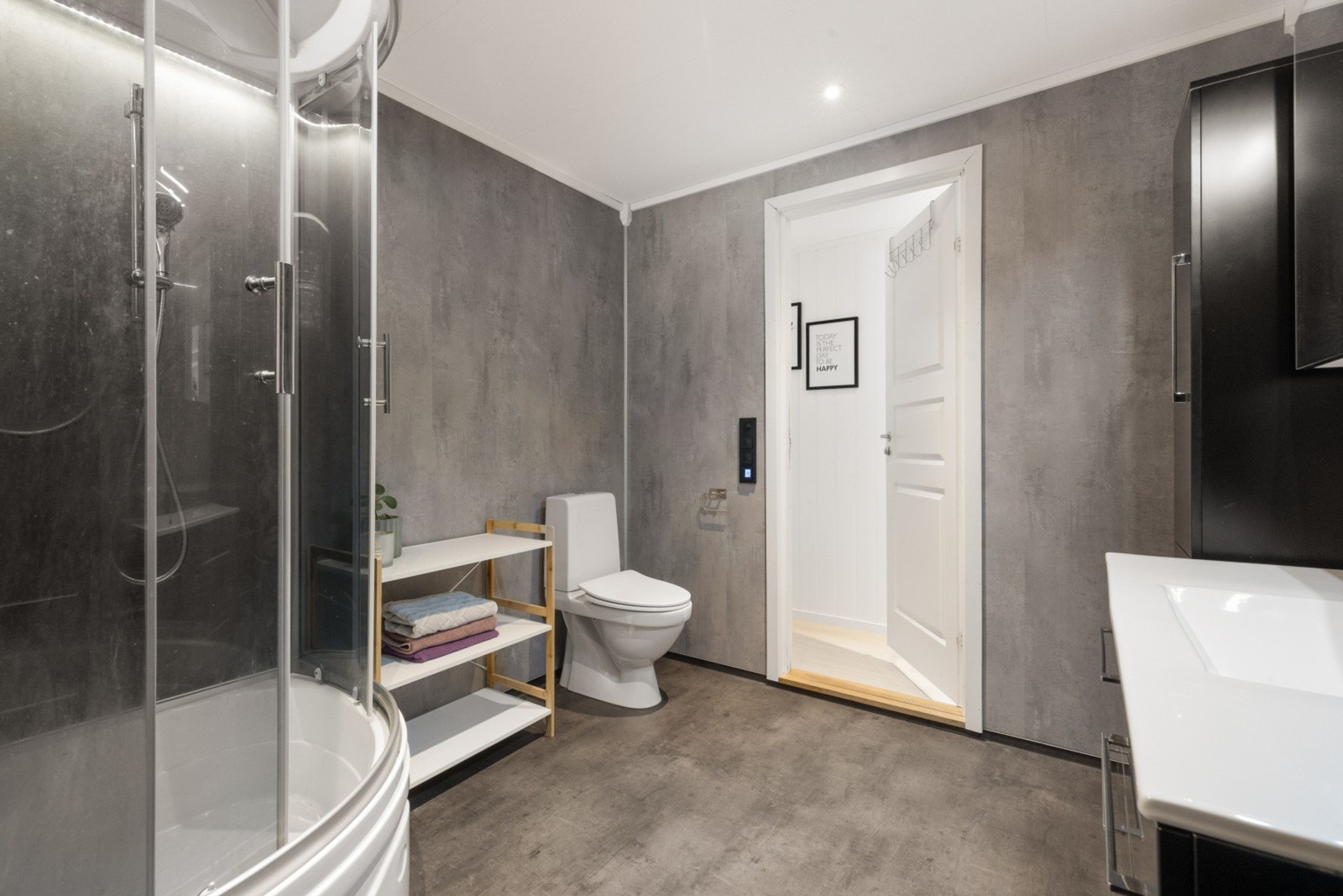 Baderommet er bestående av servant med underskuffer, skap, dusjkabinett og toalett Galleribilde