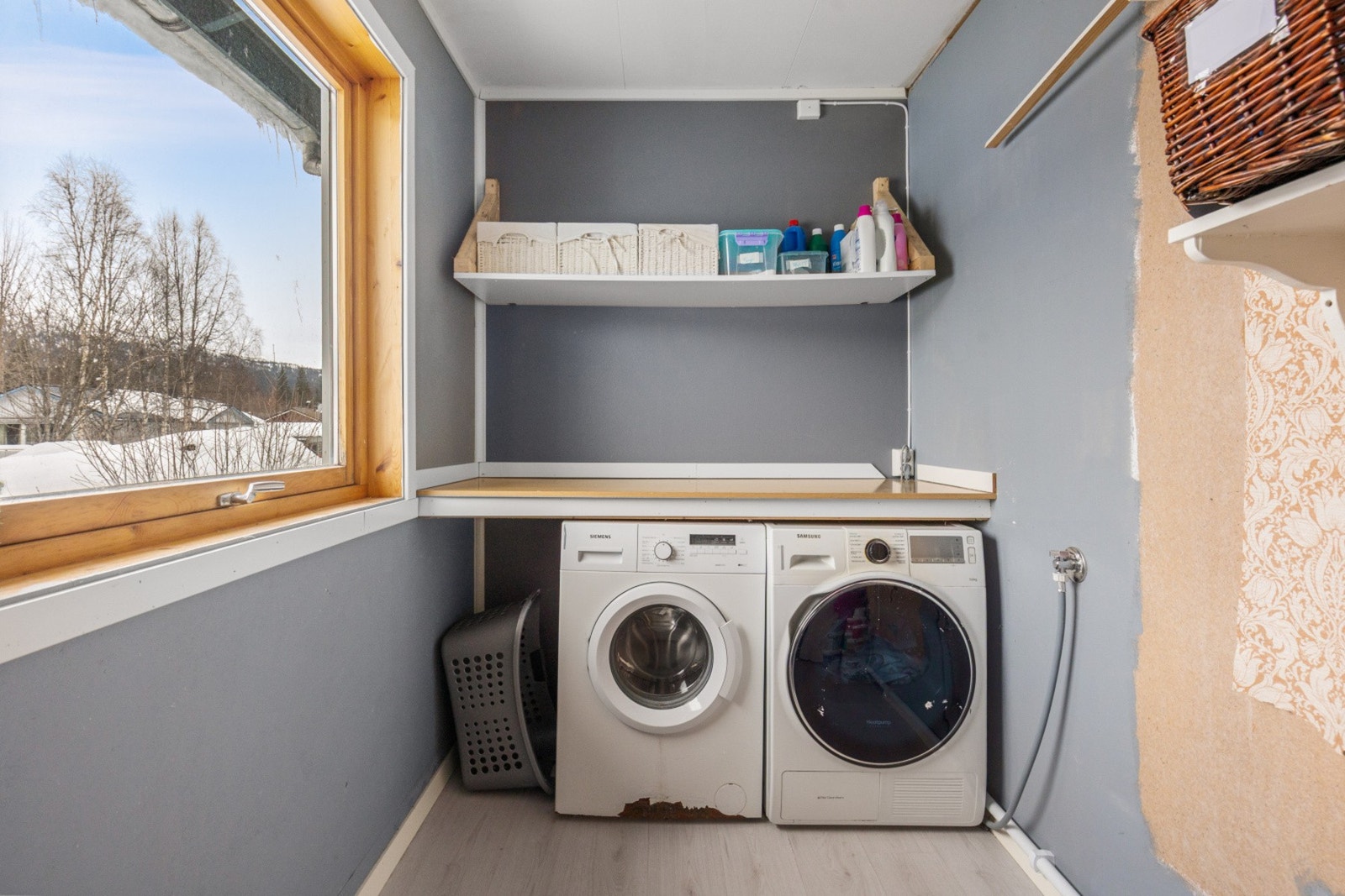 Praktisk vaskerom med opplegg for både vaskemaskin, tørketrommel og annet vaskeutstyr Galleribilde