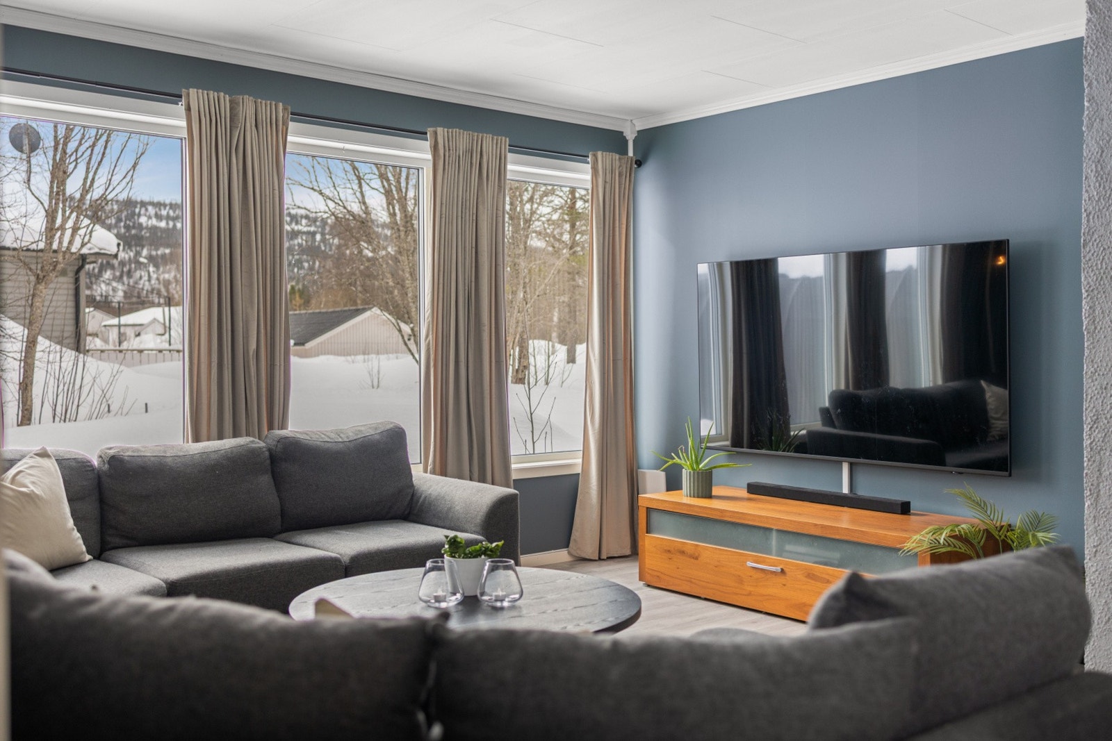 De store vindusflatene gir boligen godt med naturlig lys inn Galleribilde