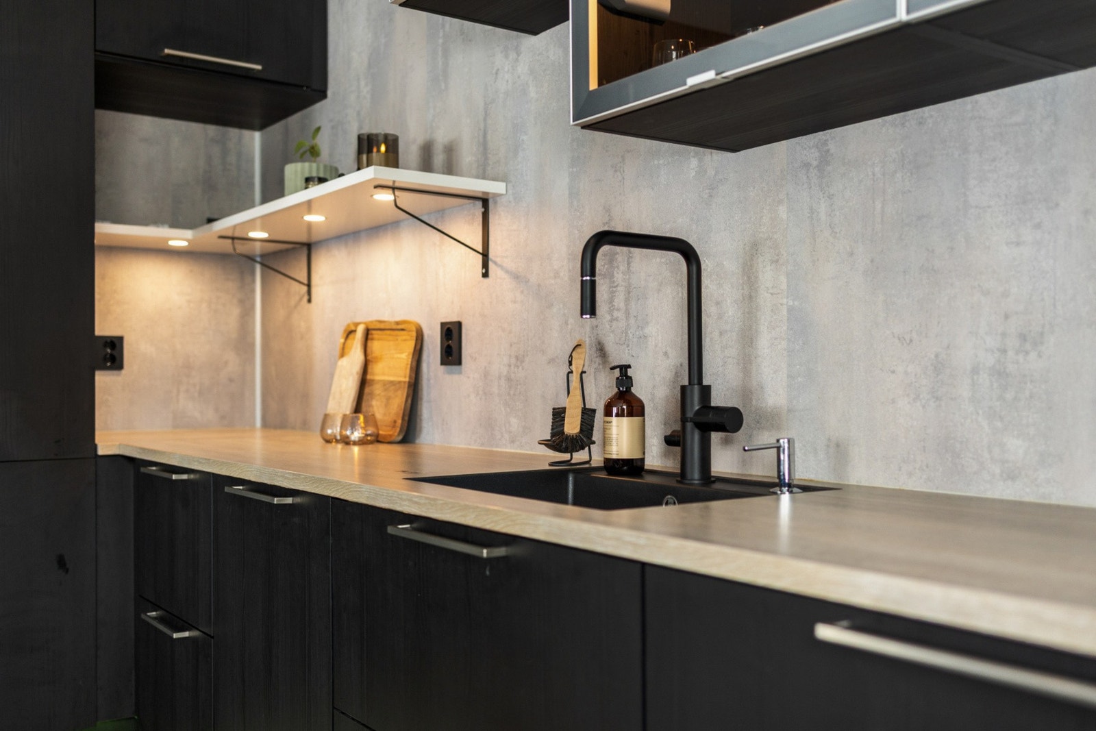 Kjøkkenet er av nyere tid og har integrerte hvitevarer som kjøleskap, stekeovn, mikro, oppvaskmaskin og platetopp Galleribilde