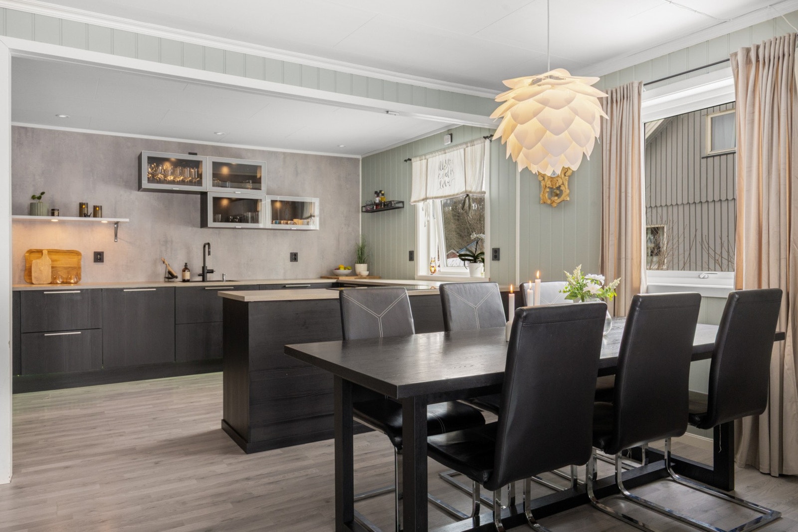 Med spiseplassen i direkte tilknytning til kjøkkenet får du flere sosiale soner selv ved matlagingen Galleribilde