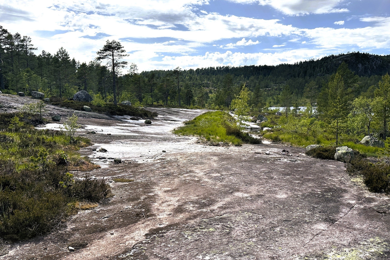 Gautefall er kjent for svaberg perfekt for stisykling Galleribilde