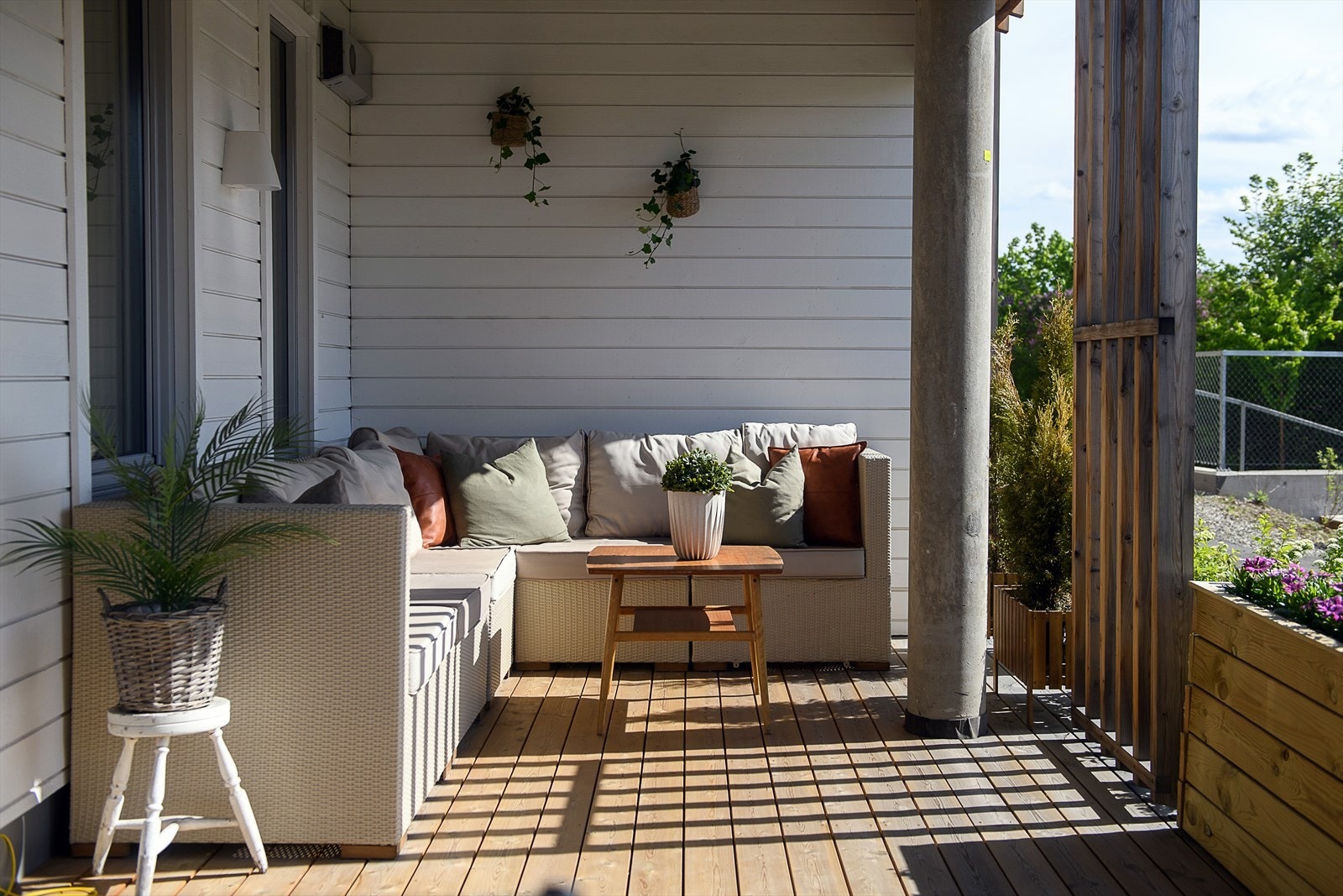 God dybde og tette vegger på terrassen åpner for at man kan benytte terrassen store deler av året. Galleribilde