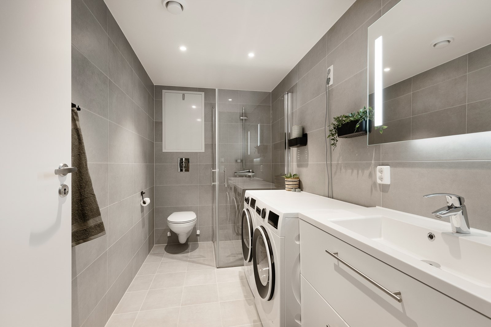 Lekkert og flislagt bad med downlights i himling. Galleribilde