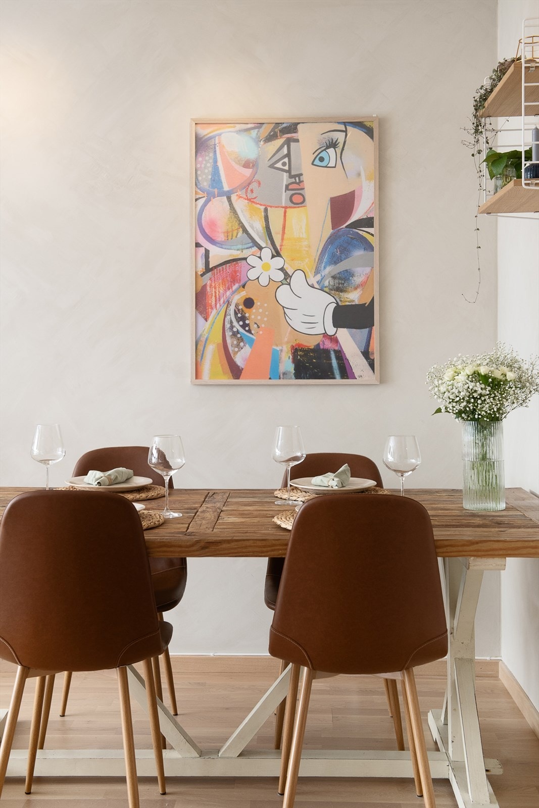 Spiseplass mot kjøkkenet med utsikt mot vest. Galleribilde