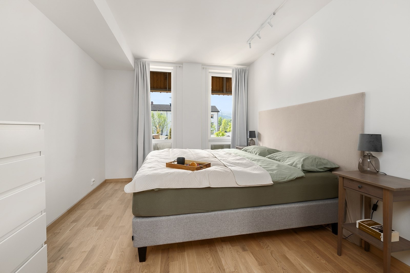 Lyst soverom med store vinduer. Galleribilde