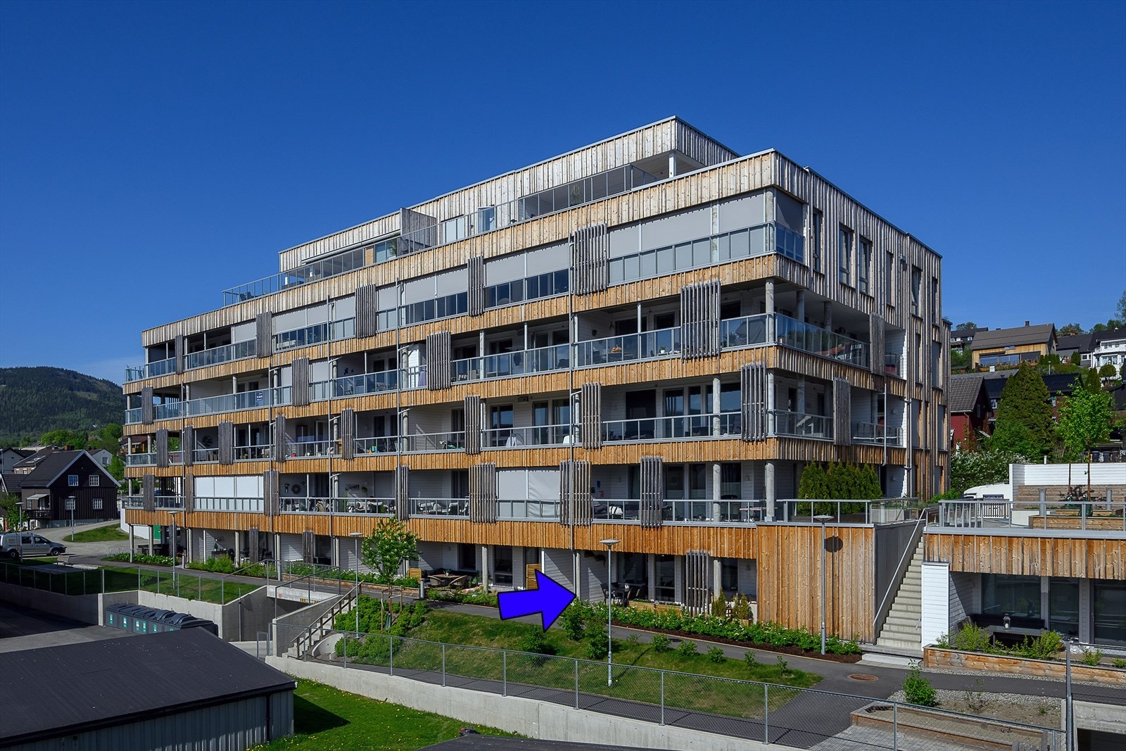 Fra Kvartal 17 ligger alle sentrumsfunksjoner er i gangavstand med ca. 750 meters avstand til Lilletorget, og ca. 5 minutters gange mot nord finner man Rosenlund bydelssenter med bydels kafé og et godt og variert utvalg av butikker Galleribilde