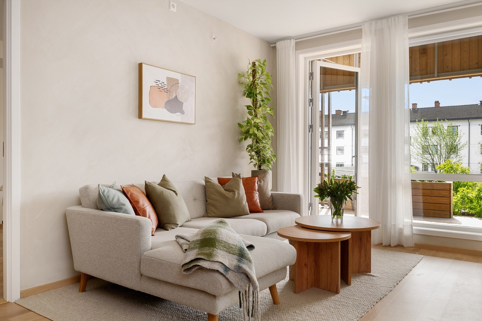 Strøken leilighet med gjennomgående høy og moderne standard. Store vindusflater mot vest kombinert med ekstra takhøyde, gir godt med lys og luft til leiligheten. Galleribilde