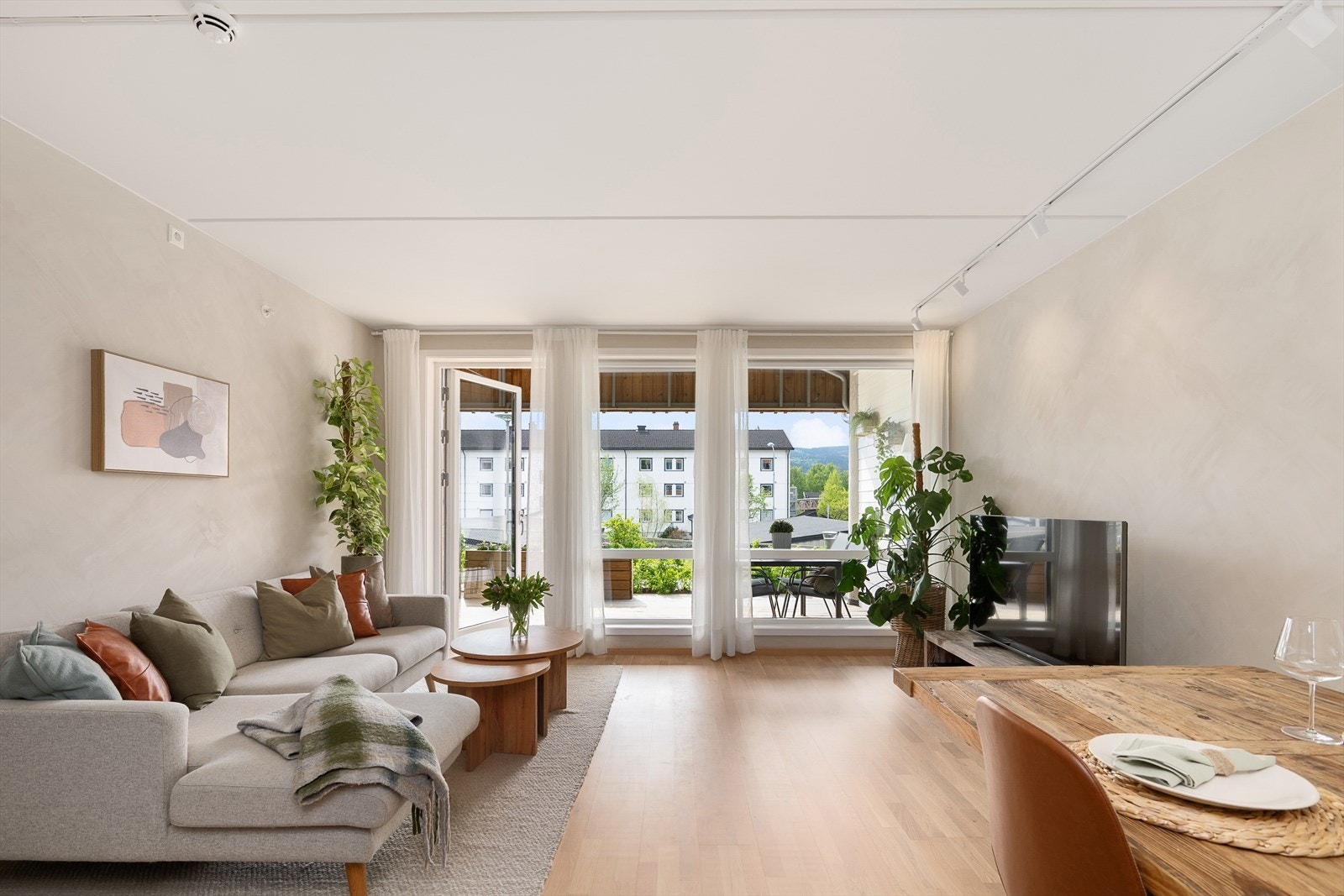 Leiligheten har gjennomgående stilren standard med hvitpigmentert 1-stavs parkett på gulv og glatte vegger malt. Galleribilde