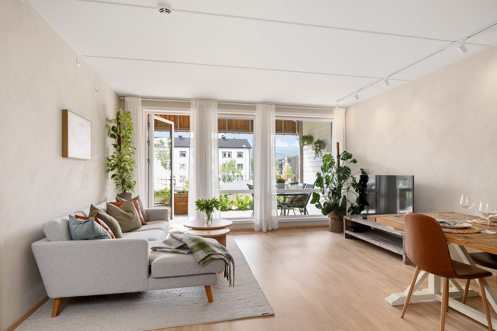 Lys stue med utgang til en romslig terrasse. Galleribilde