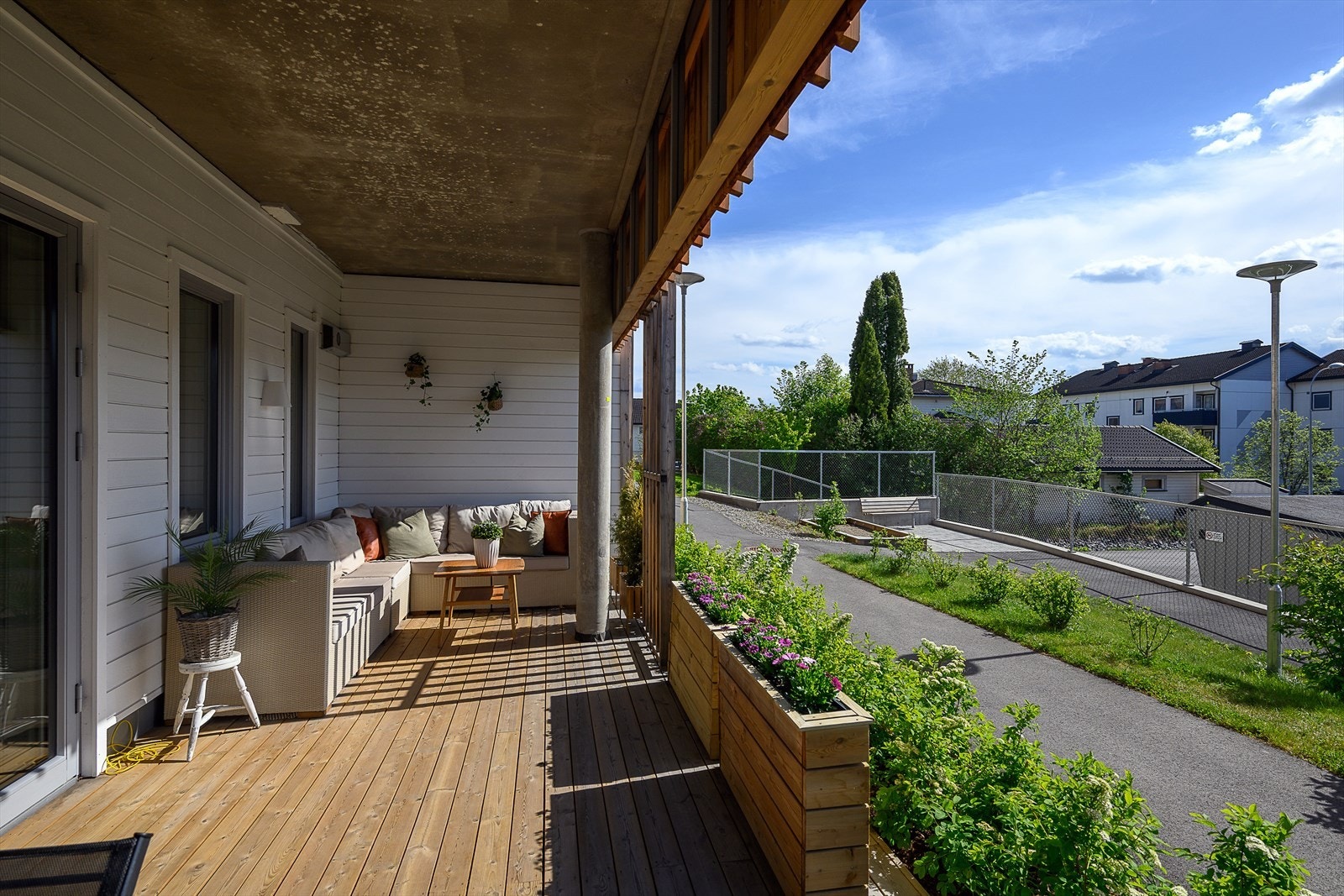 Terrassen som er på hele 23 kvm, er overbygget og har tette vegger mot tilstøtende enheter noe som gir et lunt og skjermet uterom. Galleribilde