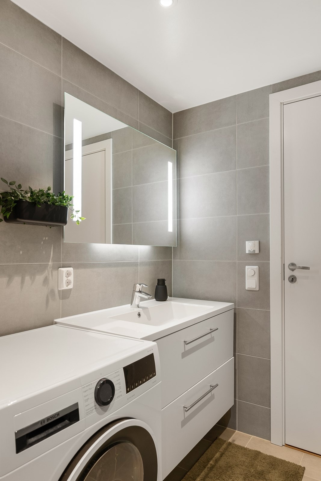 Badet er flislagt og har opplegg for vaskemaskin. Galleribilde