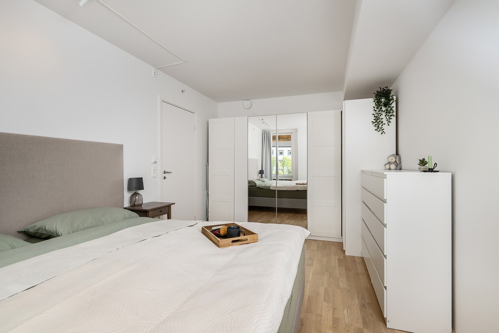 Soverommet er av god størrelse med god plass for garderobeløsning. Stort vindu mot vest gir en fin utsikt fra sengekanten. Galleribilde