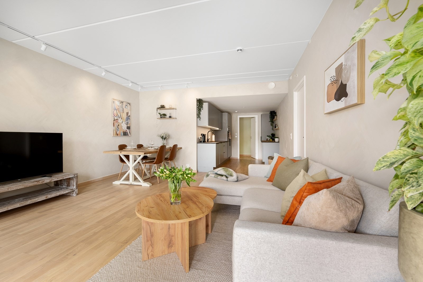 Den åpne kjøkken-stue løsningen gjør at det naturlige lyset fra store vindusflater utnyttes til det fulle. Galleribilde