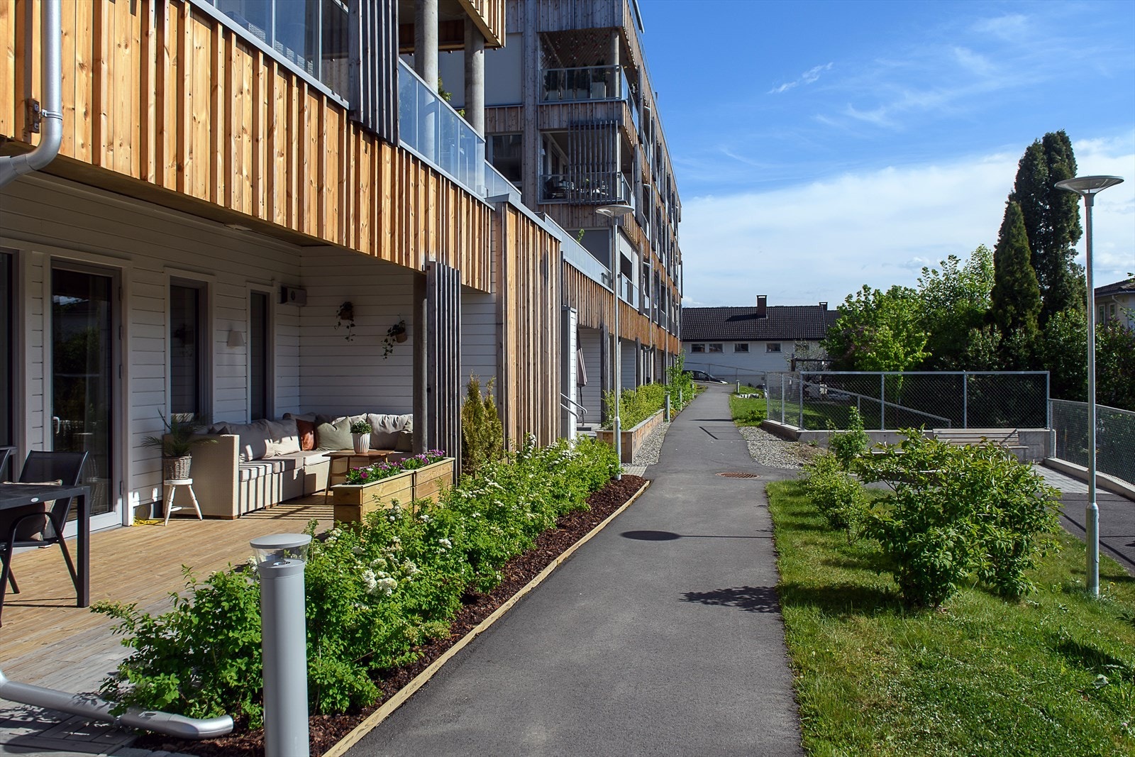 Romslig terrasse med lett adkomst til fellesarealene. Galleribilde