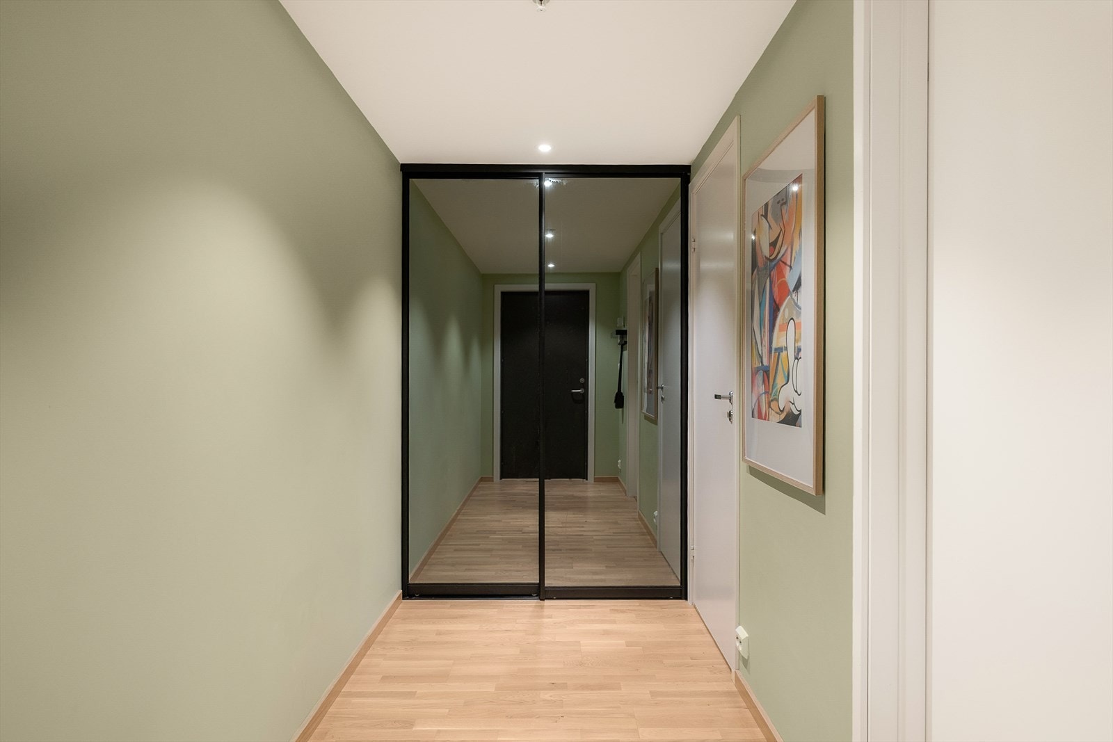 Gangen er romslig har skyvedørsløsning for oppbevaring. Galleribilde