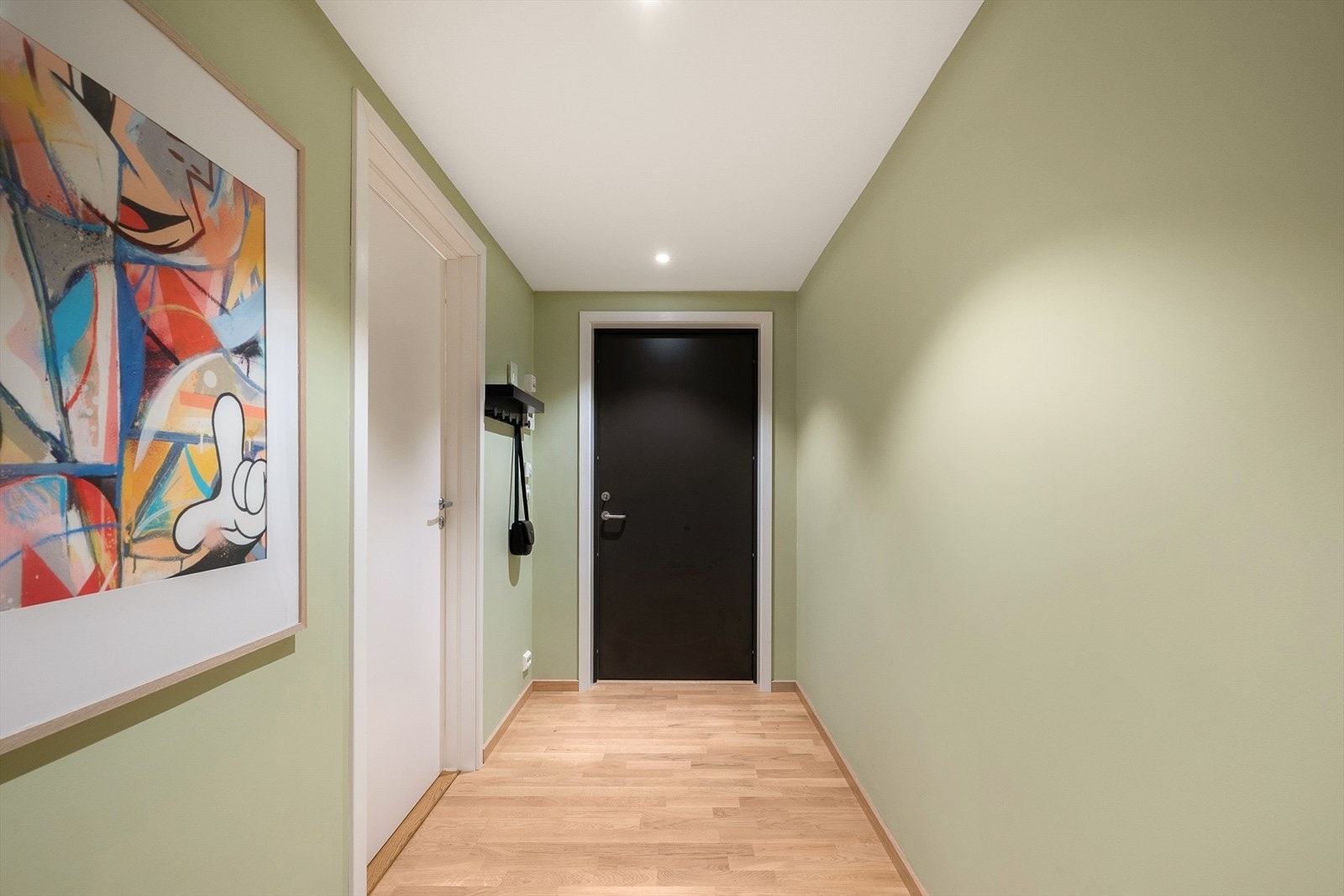 Innbydende og romslig entré med adkomst inn til bad og videre inn til den åpne kjøkken/stue-løsningen. Galleribilde