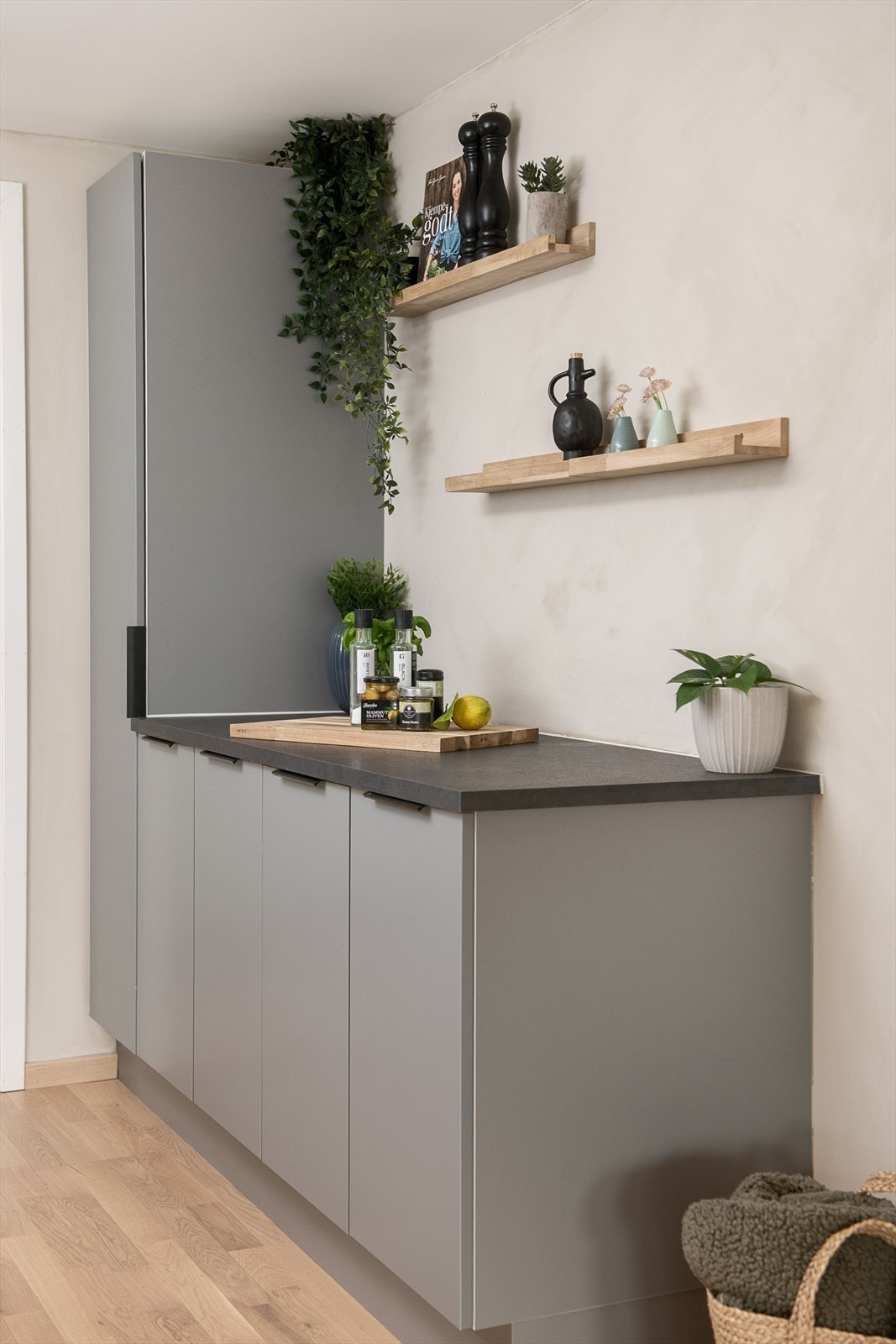 Ekstra kjøkkenskap og benkeplass. Galleribilde