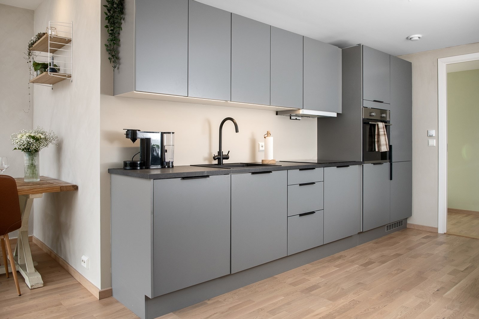 Tidsriktige farger og materialvalg på det stilrene kjøkkenet fra HTH. Galleribilde