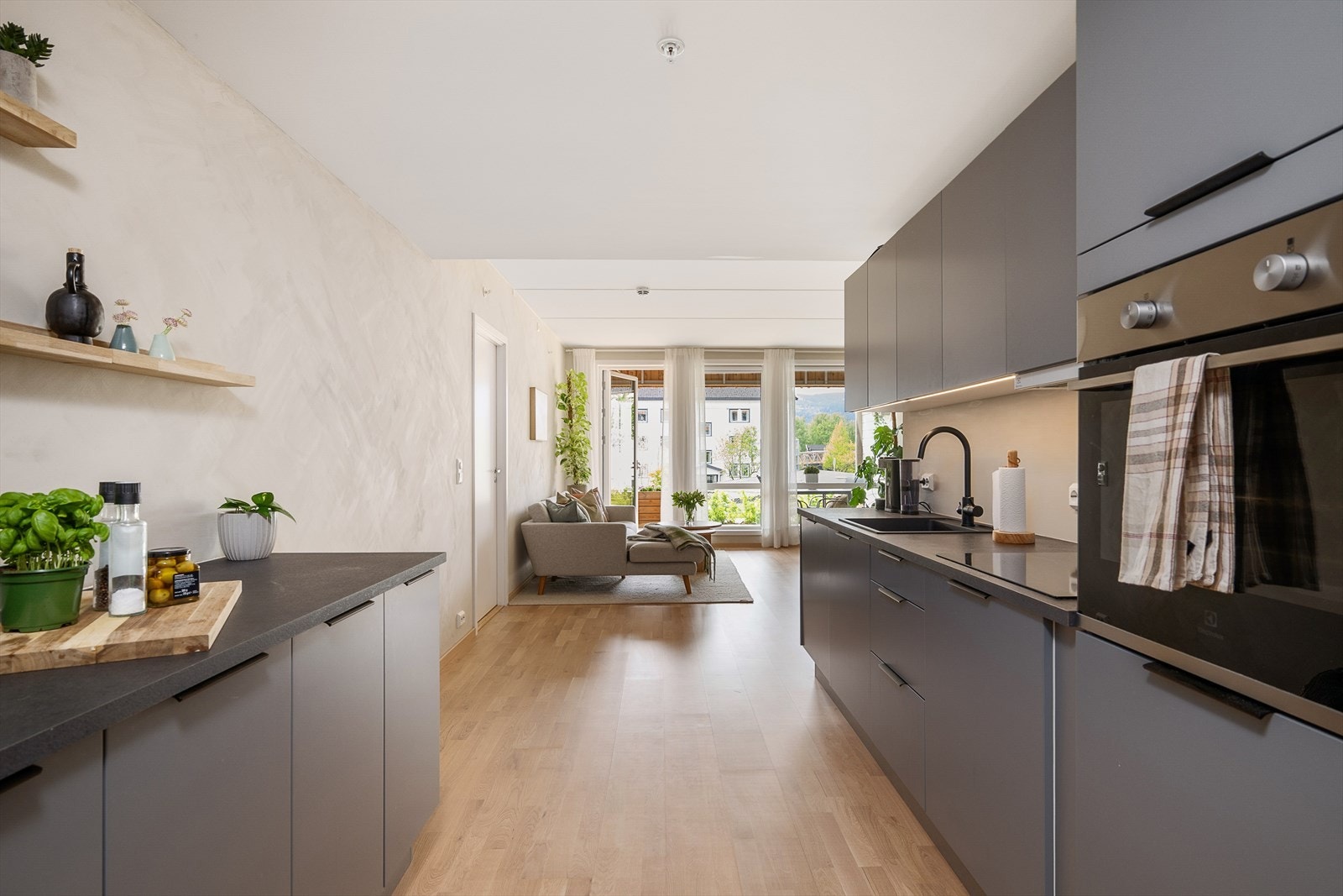 Den åpne kjøkken-stue løsningen gjør at det naturlige lyset fra store vindusflater utnyttes til det fulle. Galleribilde