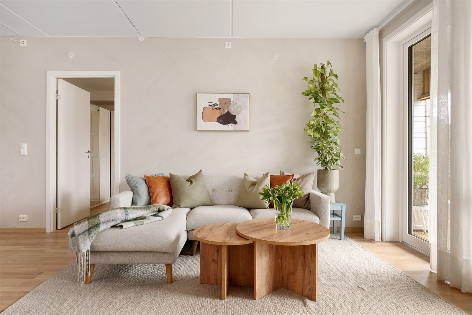 Rommets utforming og åpne planløsning, gir flere muligheter for ulike møbelgrupper og plassering av disse. Galleribilde