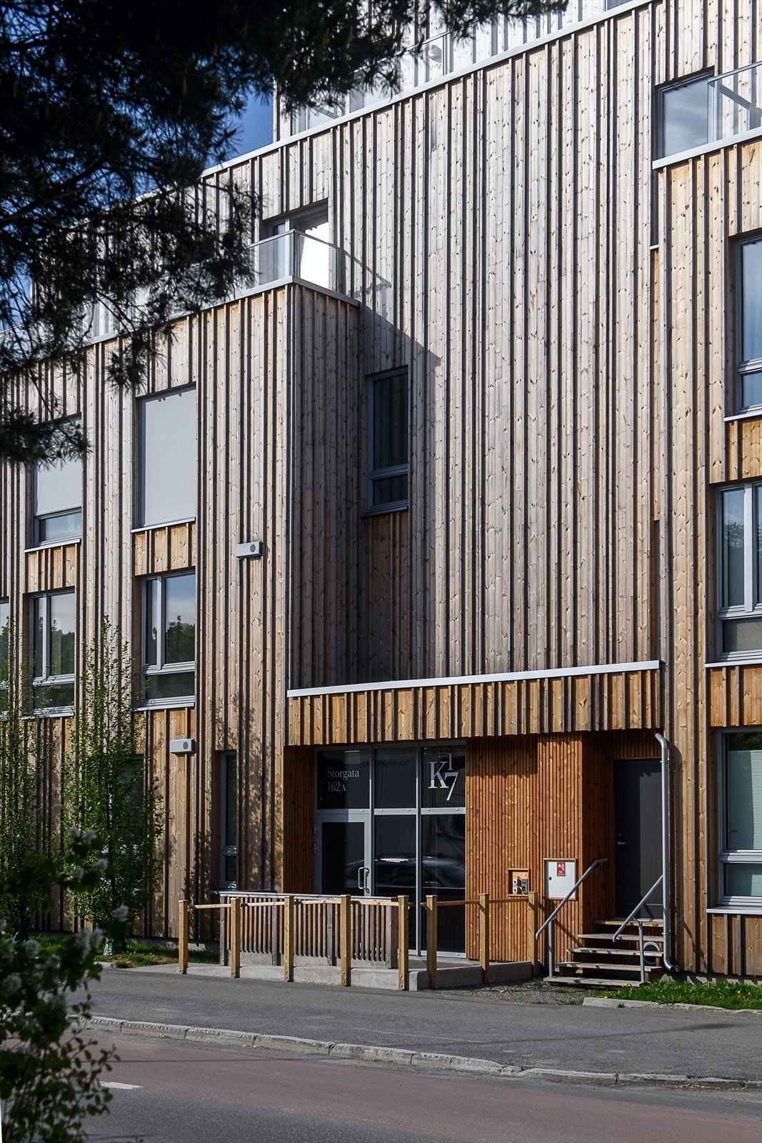 Det innbydende inngangspartiet er utstyrt med ringetablå med fjernåpning og kamerafunksjon, slik at man ser hvem som ringer på fra oppe i leiligheten. Galleribilde