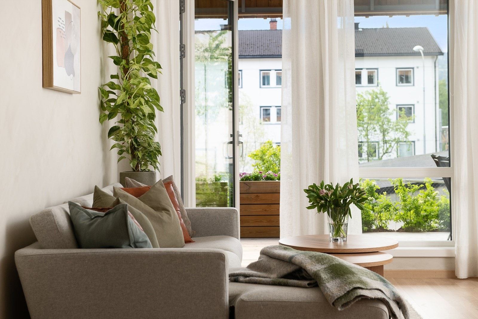 Velkommen til leilighet U0101 i Kvartal 17. Stue med utgang til en romslig terrasse . Galleribilde