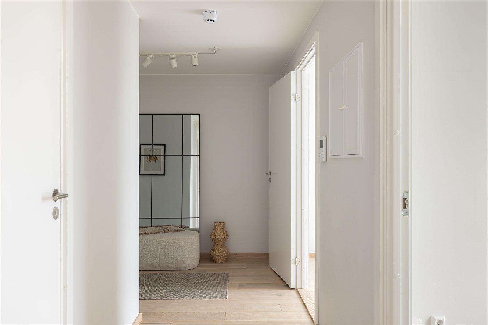 Boligen har to gode soverom samt bad/wc/vaskerom, og som nybygg følger leiligheten med nybygggaranti frem til 2028 - noe som gir ekstra trygghet for de nye eierne. Galleribilde