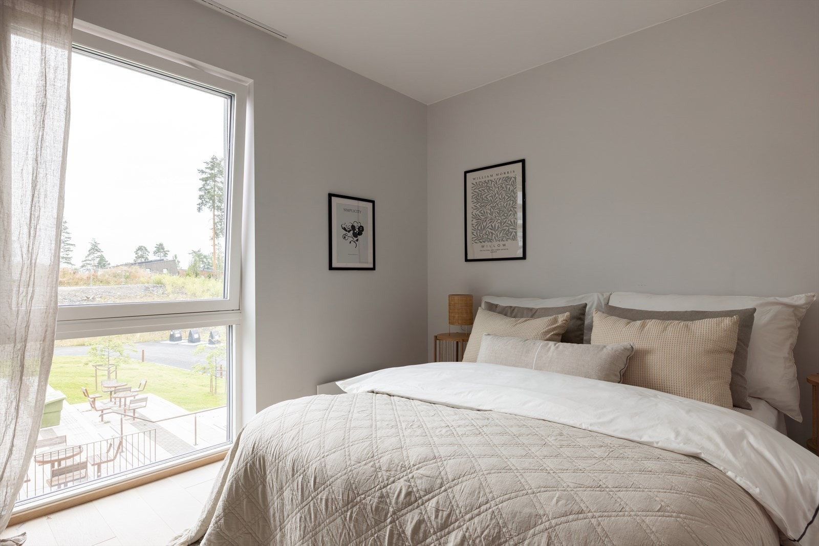 Hovedsoverommet har god plass til både seng og nattbord, og gir rom for personlig tilpasning og komfort. Galleribilde