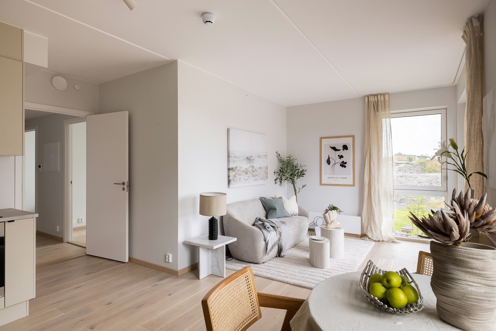 Stuedelen har god plass til en romslig sofagruppe, mens spiseplassen ligger naturlig tilknyttet kjøkkenet, noe som skaper et åpent og innbydende oppholdsrom. Galleribilde