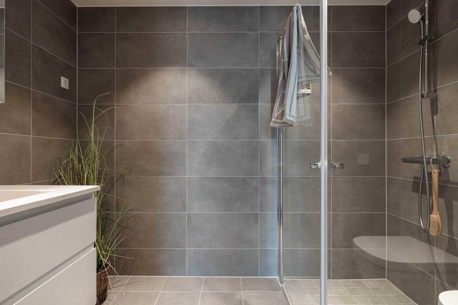 Badet er romslig, moderne og tidløst, med fliser på vegger og gulv - sistnevnte med behagelig gulvvarme. Galleribilde