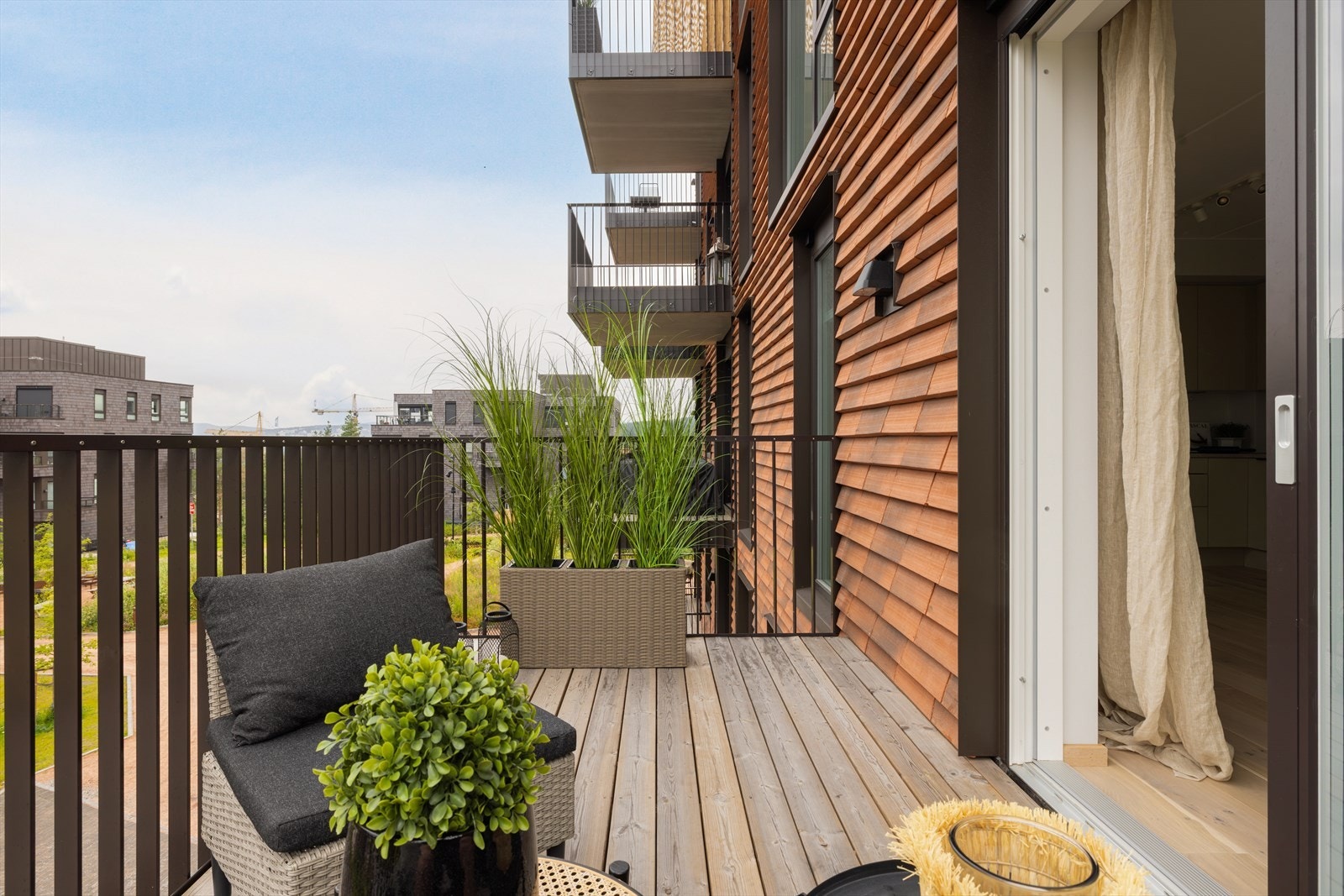 Balkongen er et perfekt sted for avslapning, en kopp kaffe i solen eller hyggelige stunder med familie og venner. Galleribilde