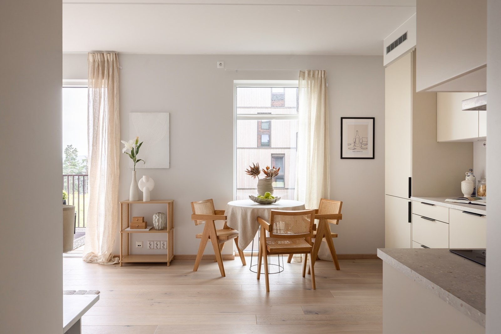 Stue og kjøkken danner et luftig og innbydende allrom, hvor kjøkkenet fra Sigdal er elegant utført og utstyrt med integrerte hvitevarer. Galleribilde