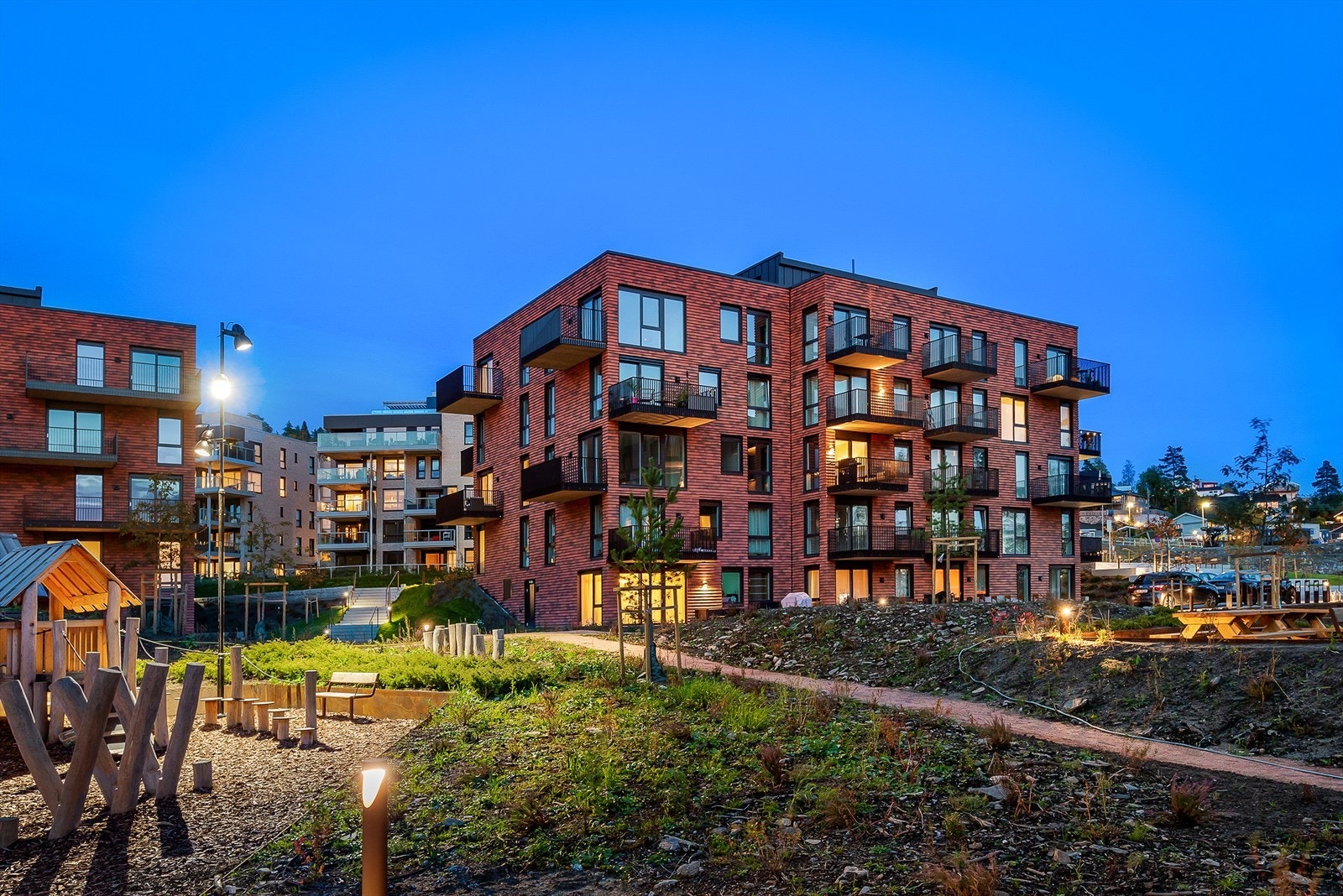 Området har nærhet til skoler, barnehager, flotte rekreasjonsområder og et rikt utvalg av fasiliteter og servicetilbud. Fra eiendommen er det kort gangavstand til Langvannet med en fin, langgrunn badeplass. Her kan du også gå på skøyter om vinteren. Galleribilde