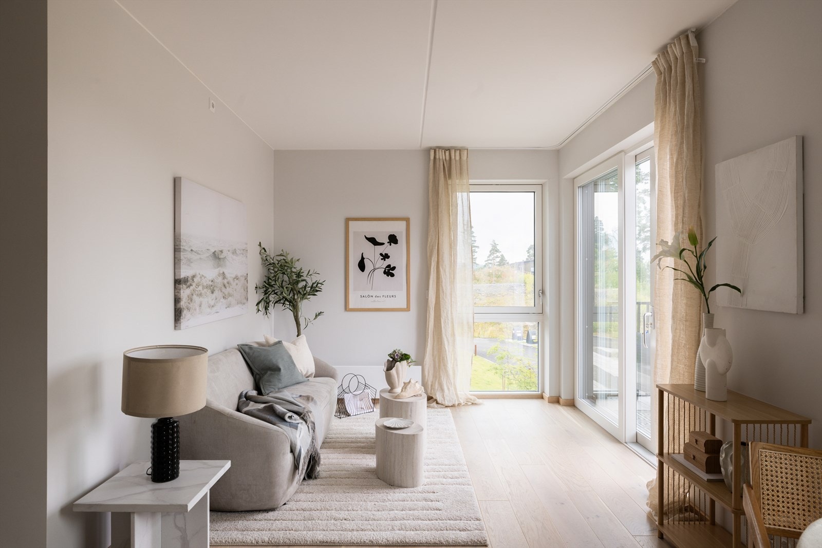 Store vindusflater slipper inn rikelig med dagslys, og den attraktive hjørnebeliggenheten gir naturlig lys fra to himmelretninger, noe som skaper en luftig og behagelig atmosfære. Galleribilde