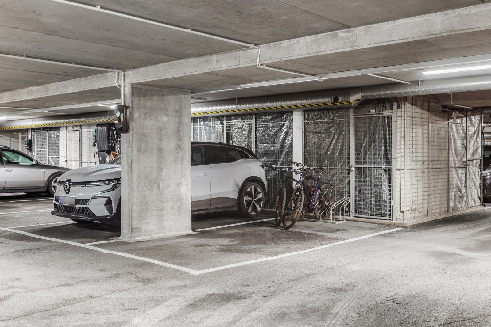 Garasjeplass med lader i Etterstadkroken garasjeanlegg kan kjøpes separat for kr 200 000,- + omk. Galleribilde