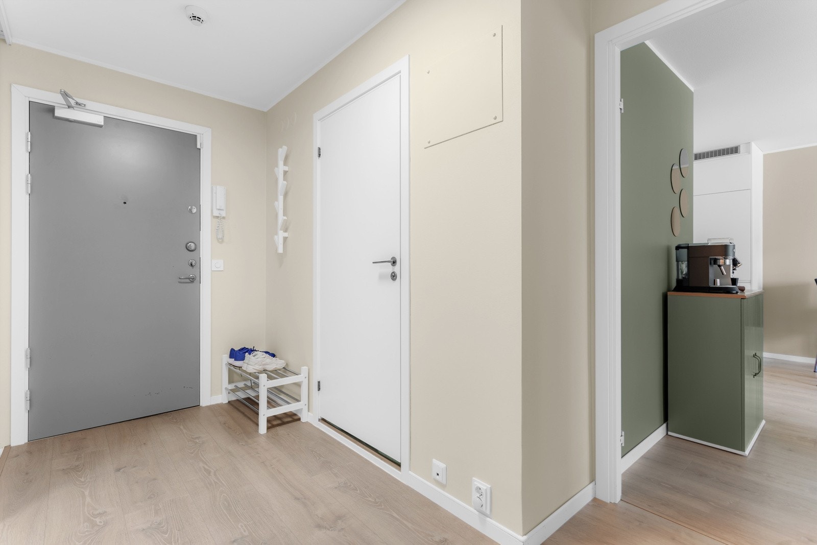 Lys og romslig entré som gir et godt førsteinntrykk av leiligheten. Galleribilde