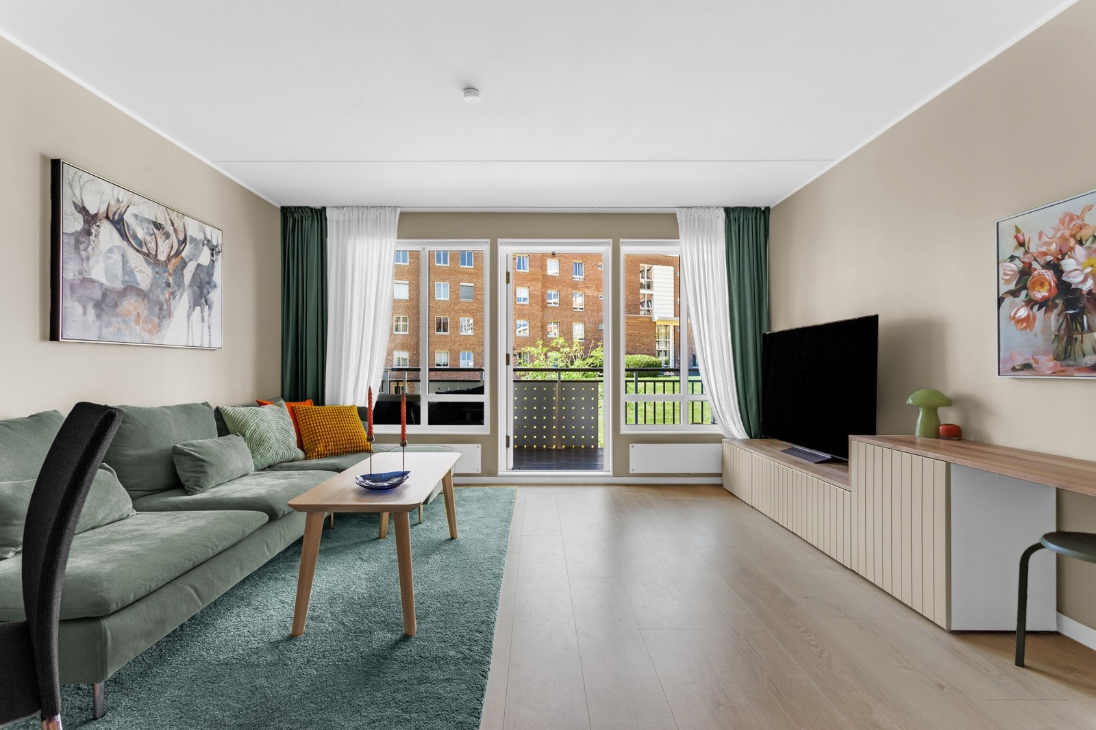 Leiligheten ligger fint til i byggets 2.etasje med heisadkomst i et veldrevet borettslag. Galleribilde