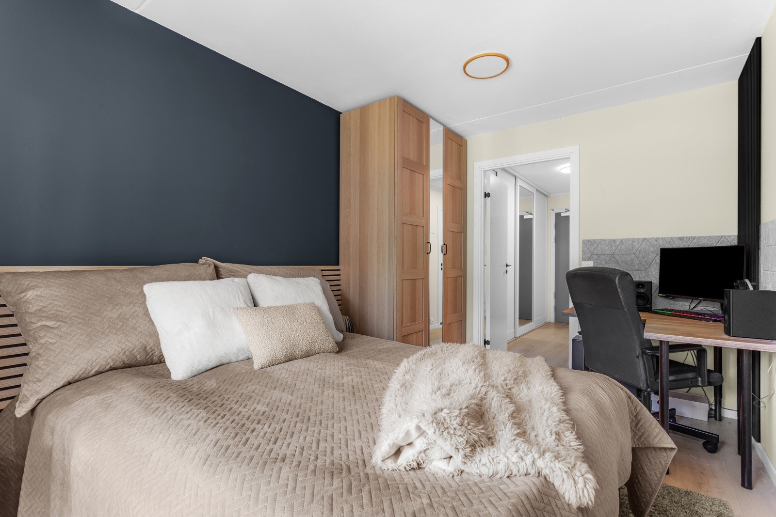 Det er god skapplass i medfølgende garderobeskap. Galleribilde