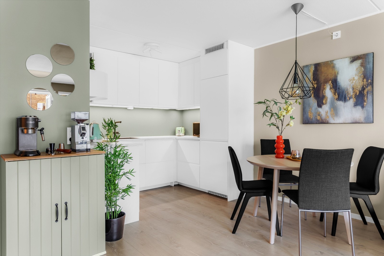 Kjøkkenet er videre utstyrt med integrert komfyr med nedfelt induksjonstopp, oppvaskmaskin og kjøleskap med fryserdel. Galleribilde